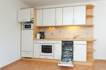 Ferienwohnung „Waterkant“ - Wohnraum mit integrierter Küche und Essgruppe