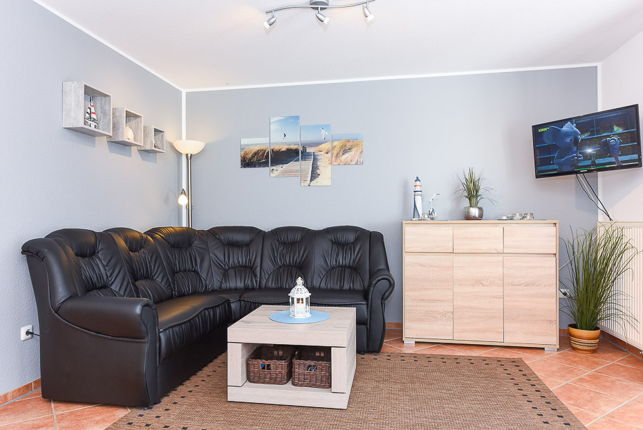 Ferienwohnung „Nordseeperle“ - Wohnzimmer mit integriertem Küchenbereich