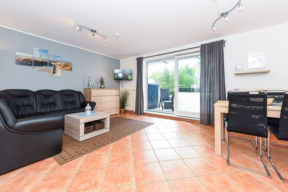 Ferienwohnung „Nordseeperle“ - Wohnzimmer mit integriertem Küchenbereich