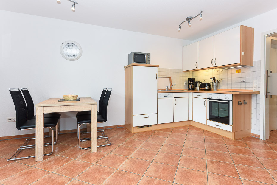 Ferienwohnung „Nordseeperle“ - Wohnzimmer mit integriertem Küchenbereich