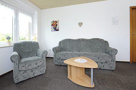 Ferienwohnung 1 - Wohnzimmer mit integriertem Küchenbereich