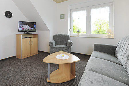 Ferienwohnung 1 - Wohnzimmer mit integriertem Küchenbereich