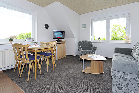 Ferienwohnung 1 - Wohnzimmer mit integriertem Küchenbereich