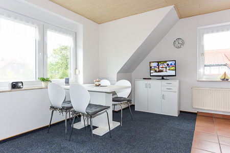 Ferienwohnung 2 - Wohnzimmer mit integriertem Küchenbereich