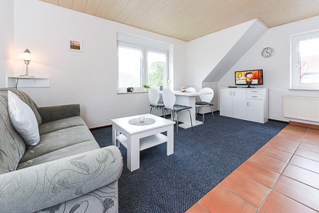 Ferienwohnung 2 - Wohnzimmer mit integriertem Küchenbereich