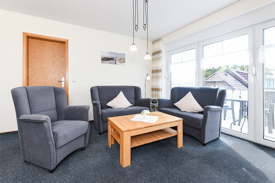 Ferienwohnung 1 - Wohnzimmer mit integriertem Küchenbereich