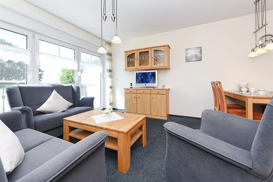 Ferienwohnung 1 - Wohnzimmer mit integriertem Küchenbereich