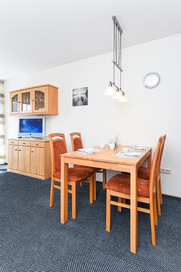 Ferienwohnung 1 - Wohnzimmer mit integriertem Küchenbereich