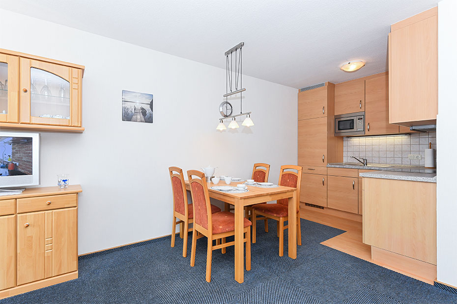 Ferienwohnung 1 - Wohnzimmer mit integriertem Küchenbereich