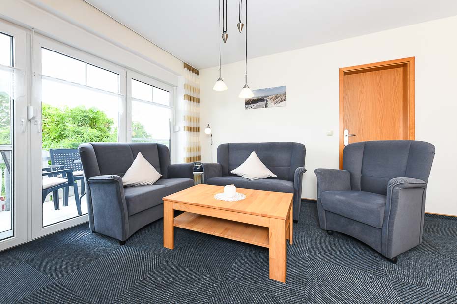 Ferienwohnung 2 - Wohnzimmer mit integriertem Küchenbereich