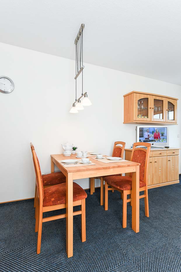Ferienwohnung 2 - Wohnzimmer mit integriertem Küchenbereich