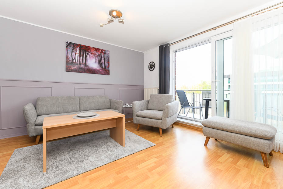 Ferienwohnung „Hafenblick“ - Wohnzimmer mit integriertem Küchenbereich