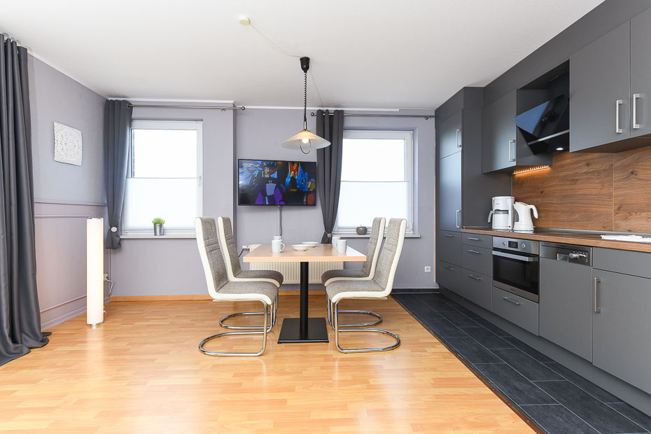 Ferienwohnung „Hafenblick“ - Wohnzimmer mit integriertem Küchenbereich