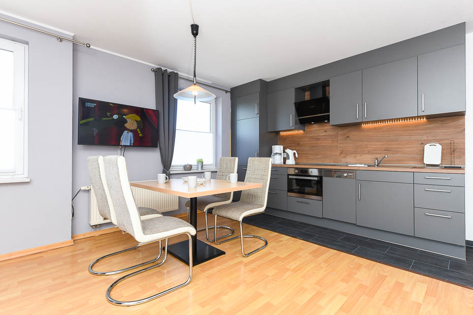 Ferienwohnung „Hafenblick“ - Wohnzimmer mit integriertem Küchenbereich