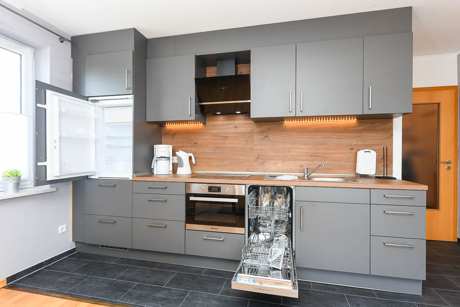 Ferienwohnung „Hafenblick“ - Wohnzimmer mit integriertem Küchenbereich