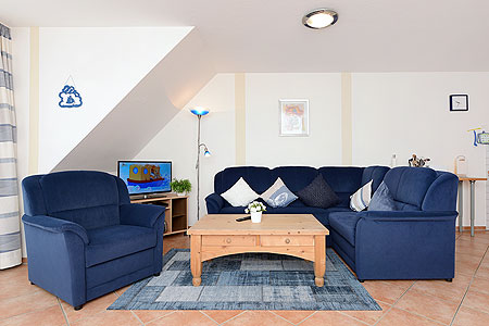 Ferienwohnung „Meeresblick“ - Wohnzimmer mit integriertem Küchenbereich