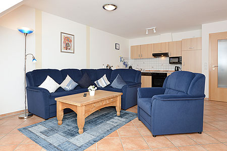 Ferienwohnung „Meeresblick“ - Wohnzimmer mit integriertem Küchenbereich