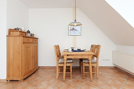 Ferienwohnung „Meeresblick“ - Wohnzimmer mit integriertem Küchenbereich