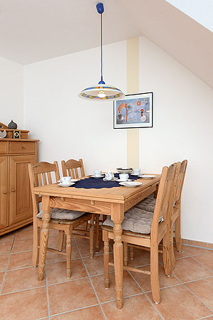 Ferienwohnung „Meeresblick“ - Wohnzimmer mit integriertem Küchenbereich