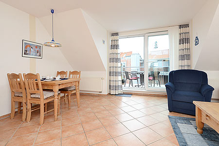 Ferienwohnung „Meeresblick“ - Wohnzimmer mit integriertem Küchenbereich