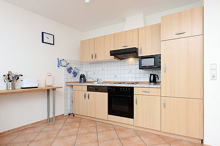 Ferienwohnung „Meeresblick“ - Wohnzimmer mit integriertem Küchenbereich