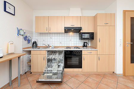 Ferienwohnung „Meeresblick“ - Wohnzimmer mit integriertem Küchenbereich