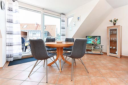 Ferienwohnung „Nordseeblick“ - Wohnzimmer mit integriertem Küchenbereich