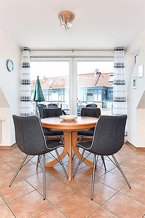 Ferienwohnung „Nordseeblick“ - Wohnzimmer mit integriertem Küchenbereich
