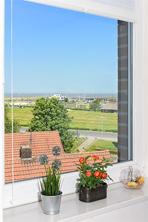 Ferienwohnung „Nordseeblick“ - Wohnzimmer mit integriertem Küchenbereich