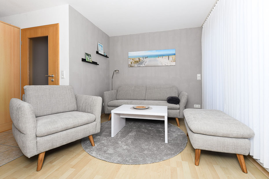 Ferienwohnung „Inselblick“ - Wohnzimmer mit integriertem Küchenbereich