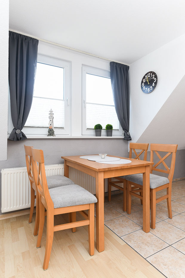 Ferienwohnung „Inselblick“ - Wohnzimmer mit integriertem Küchenbereich