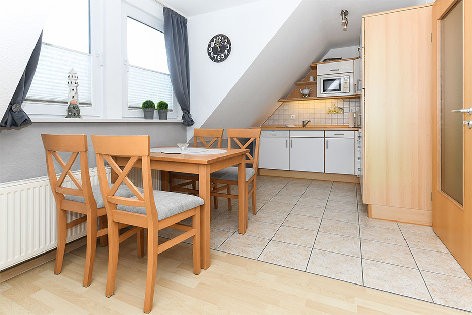 Ferienwohnung „Inselblick“ - Wohnzimmer mit integriertem Küchenbereich