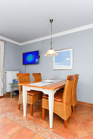 Ferienwohnung „Lüttje Brise“ - Wohnzimmer mit integriertem Küchenbereich