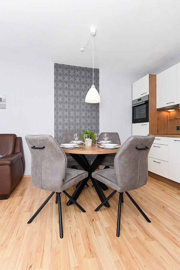 Ferienwohnung „Möwe“ - Wohnraum mit integrierter Küche