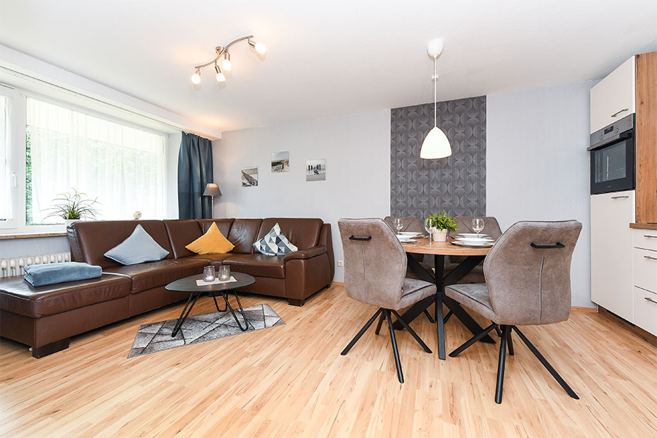 Ferienwohnung „Wattwurm“ - Wohnraum mit integrierter Küche