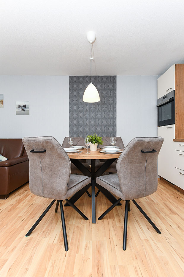 Ferienwohnung „Wattwurm“ - Wohnraum mit integrierter Küche