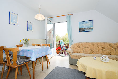 Ferienwohnung „Hofblick“ - Wohnzimmer mit integriertem Küchenbereich