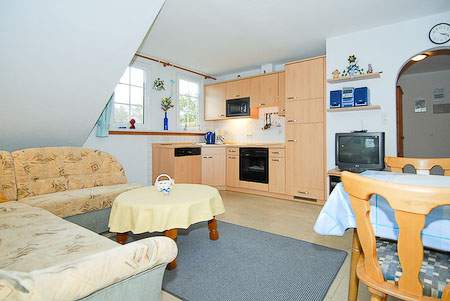 Ferienwohnung „Hofblick“ - Wohnzimmer mit integriertem Küchenbereich