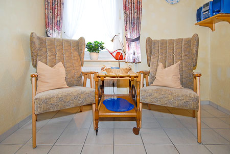 Ferienwohnung „Wintergarten“ - Wohnzimmer mit integriertem Küchenbereich