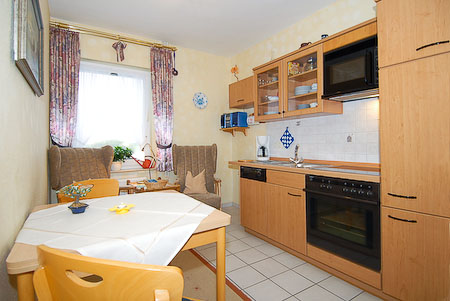 Ferienwohnung „Wintergarten“ - Wohnzimmer mit integriertem Küchenbereich