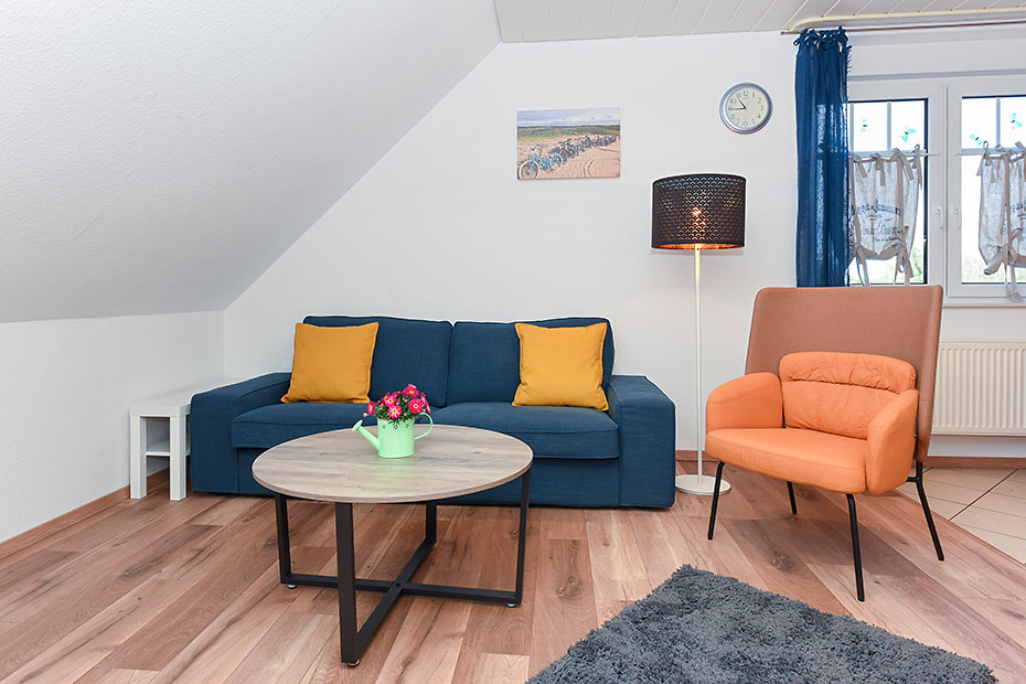 Ferienwohnung „Wattgeflüster“ - Wohnzimmer mit integriertem Küchenbereich