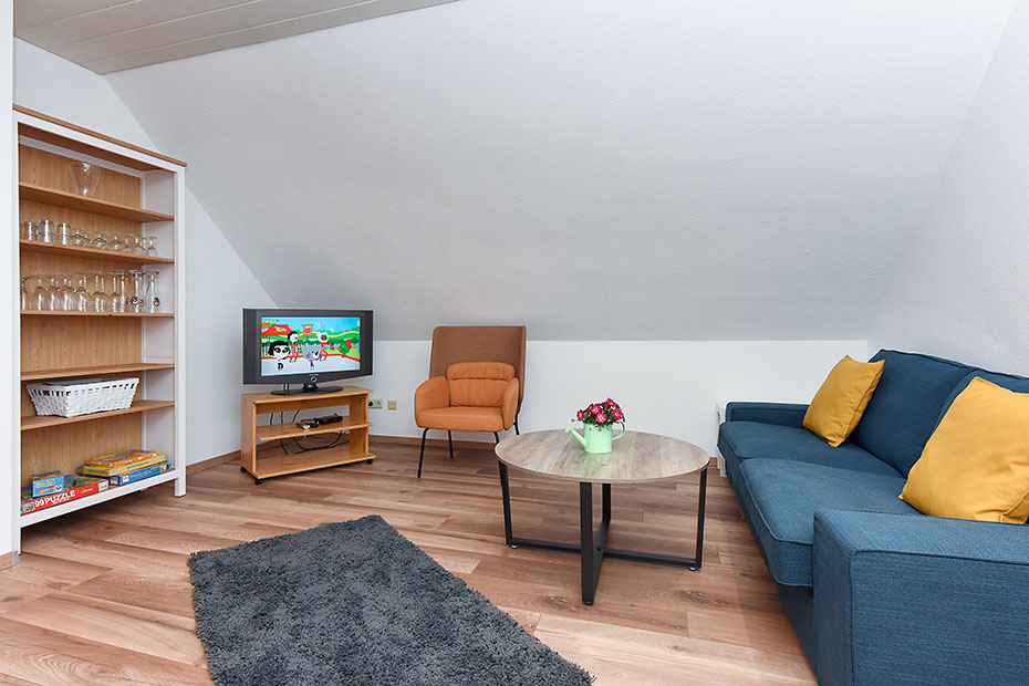 Ferienwohnung „Wattgeflüster“ - Wohnzimmer mit integriertem Küchenbereich