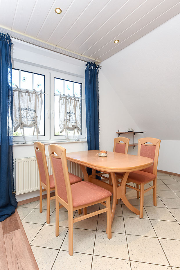 Ferienwohnung „Wattgeflüster“ - Wohnzimmer mit integriertem Küchenbereich