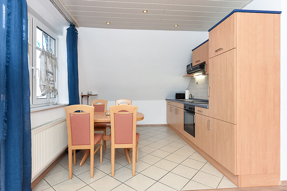 Ferienwohnung „Wattgeflüster“ - Wohnzimmer mit integriertem Küchenbereich