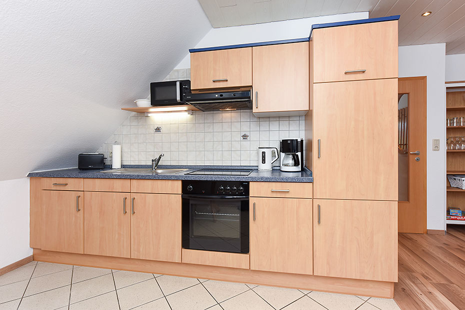 Ferienwohnung „Wattgeflüster“ - Wohnzimmer mit integriertem Küchenbereich