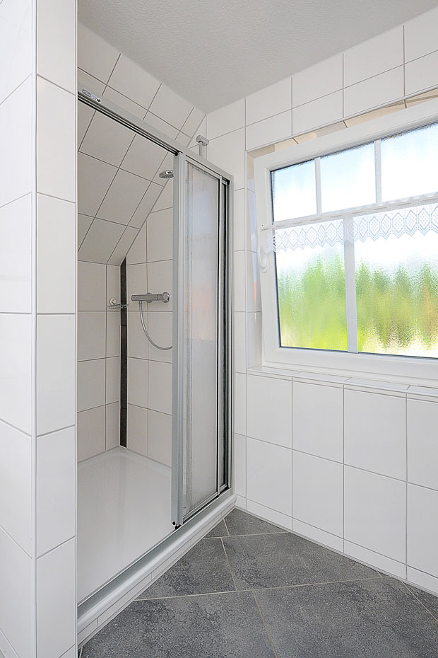 Ferienhaus „Wetterleuchten“ - Badezimmer im Obergeschoss