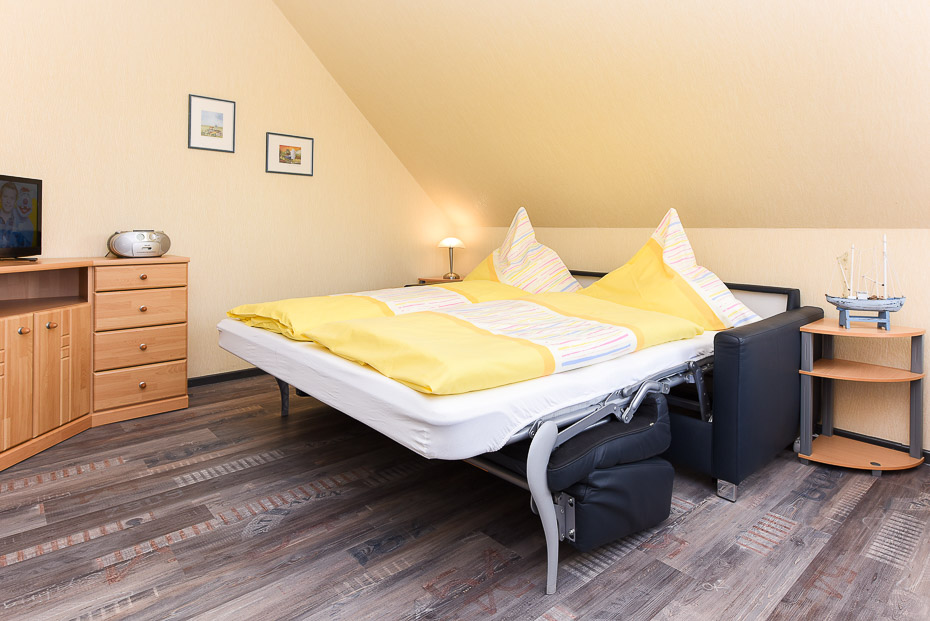 Ferienwohnung „Auster“ - Wohn- und Schlafraum mit integriertem Küchenbereich