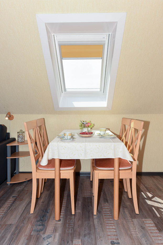 Ferienwohnung „Düne“ - Wohn- und Schlafraum mit integriertem Küchenbereich