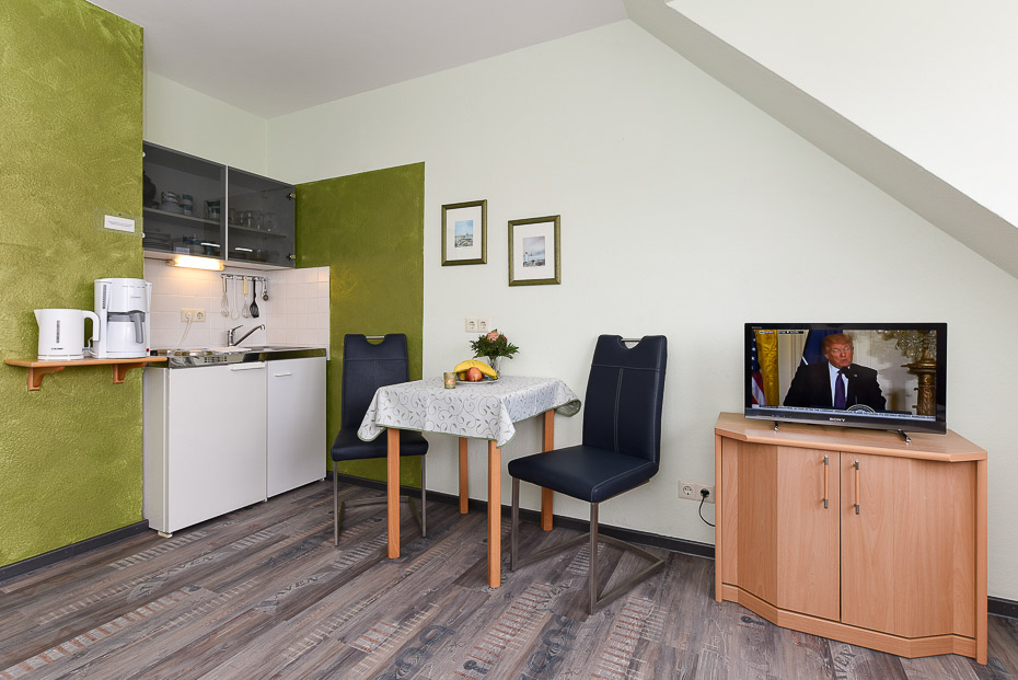 Ferienwohnung „Koje“ - Wohn- und Schlafraum mit integriertem Küchenbereich