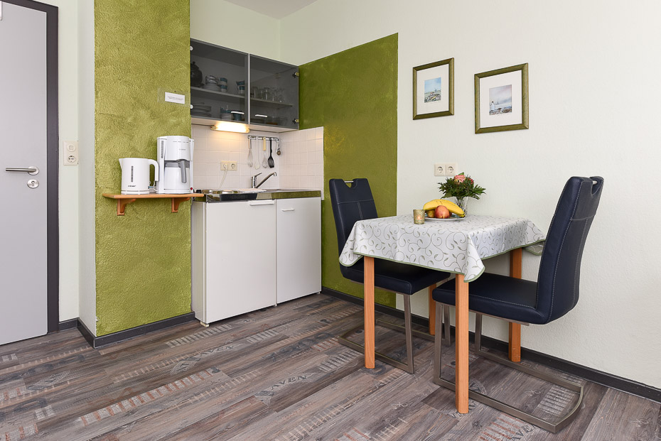 Ferienwohnung „Koje“ - Wohn- und Schlafraum mit integriertem Küchenbereich